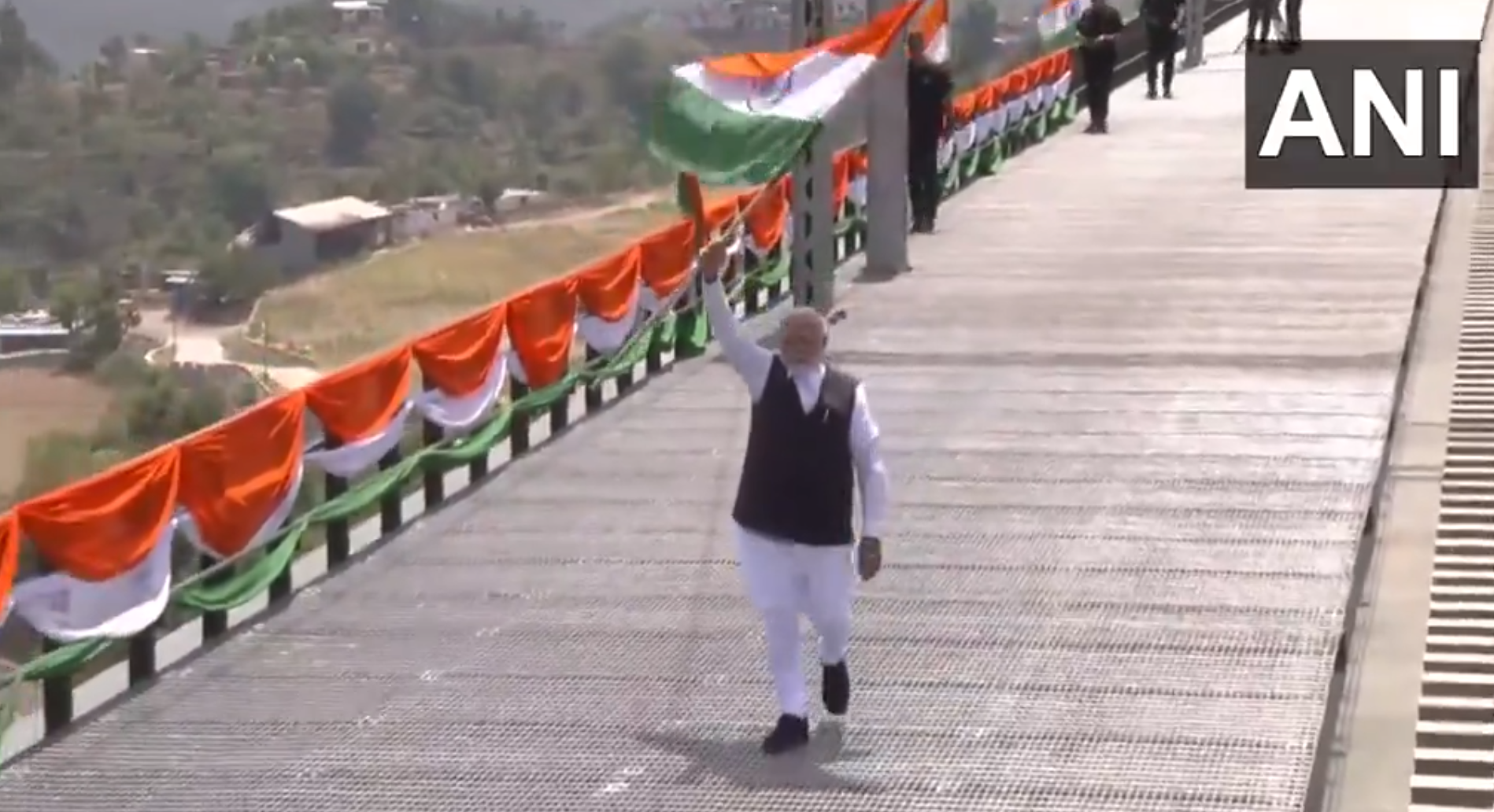 प्रधानमंत्री मोदी ने विश्व के सबसे ऊंचे चिनाब रेलवे पुल का भव्य उद्घाटन किया