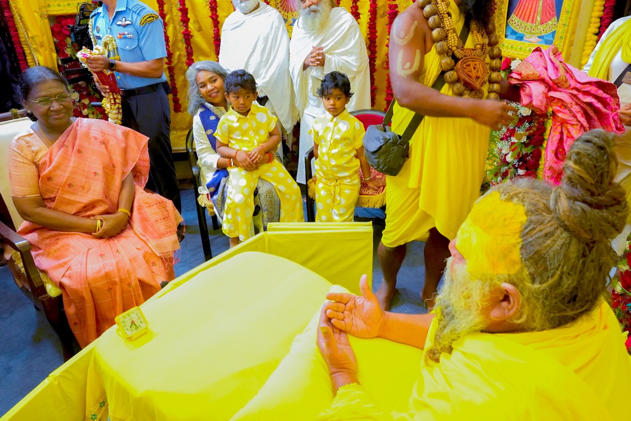 राष्ट्रपति द्रौपदी मुर्मू ने वृंदावन में संत प्रेमानंद जी महाराज से की मुलाकात, आध्यात्म पर हुई चर्चा